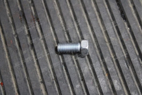 Болт B0010-08018