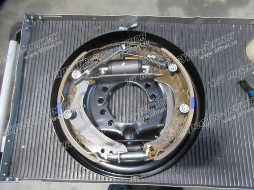 Тормоз правый в сборе 22N53-70101