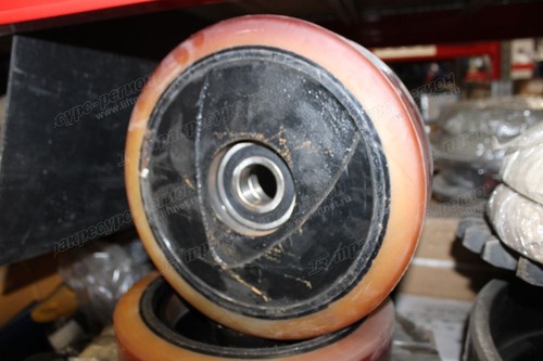 Колесо опорное 8427484