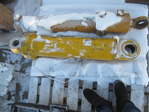 Цилиндр наклона ковша 10C0667