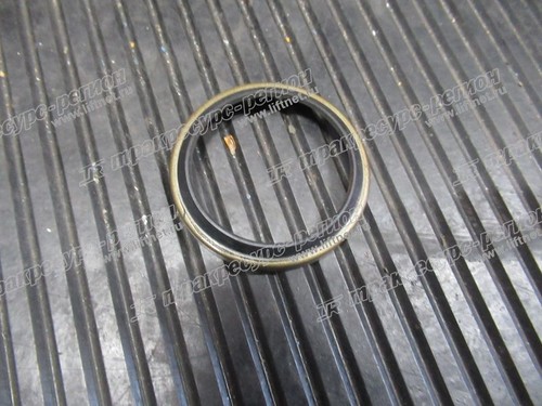 Сальник оси поворотного кулака E01D4-12151