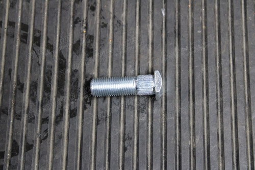 Болт ступицы управляемого моста E32B10B4F