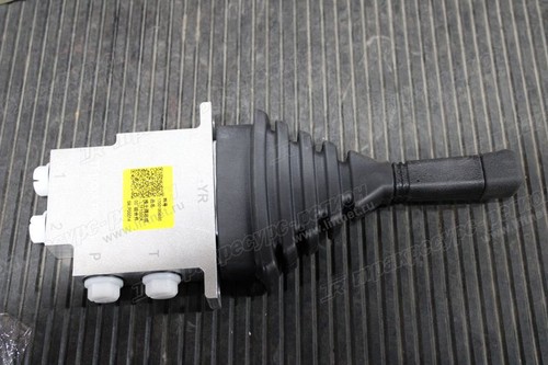 Джойстик управления отвалом 17001006000