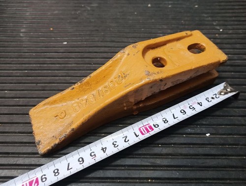 Зуб ковша центральный CDM6016 60600008559