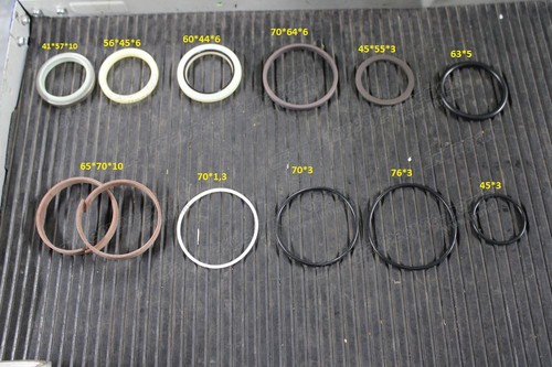 Ремкомплект цилиндра ковша 813696830902.S1