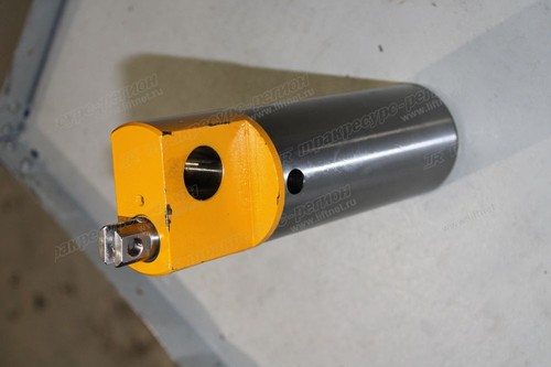 Палец верхний поворотной опоры CDM83